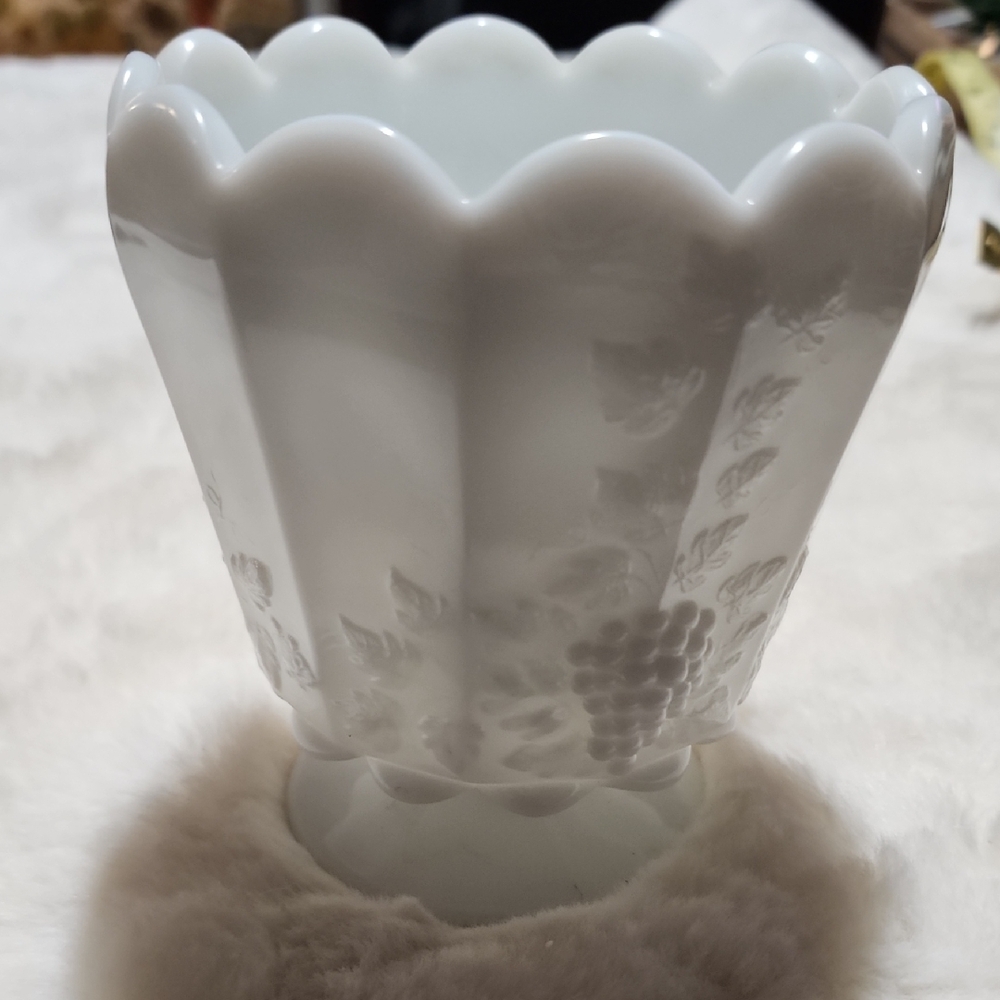 Vintage Westmoreland Paneled Grapevine White Milk Glass Decorative Vase. - Picture 1 of 5